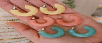 Pendientes de colores, aros de resina super originales, los pendientes de moda esta temporada
