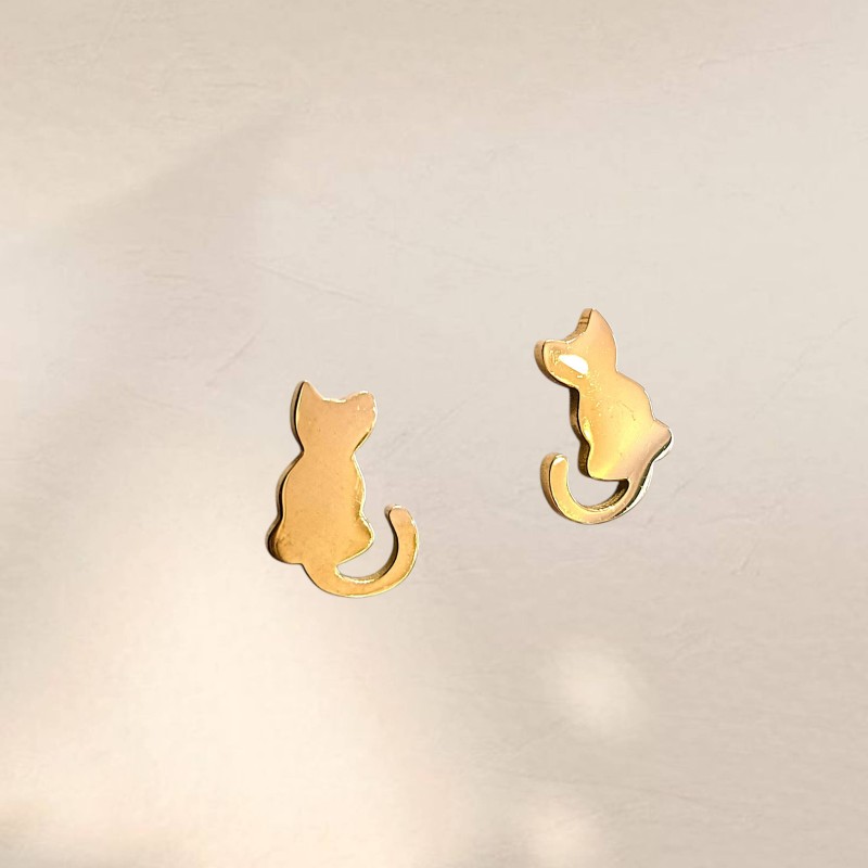 Pendientes mini de gatito de acero y baño de oro para combinar
