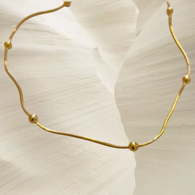Collar Aura de acero dorado minimal con bolitas