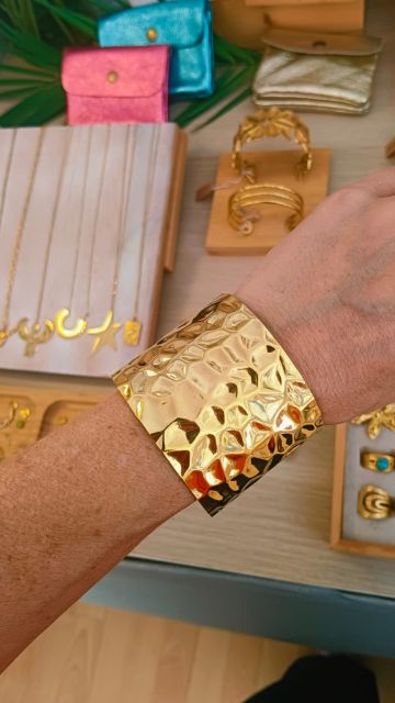 Precioso brazalete dorado en muñeca ideal para el verano