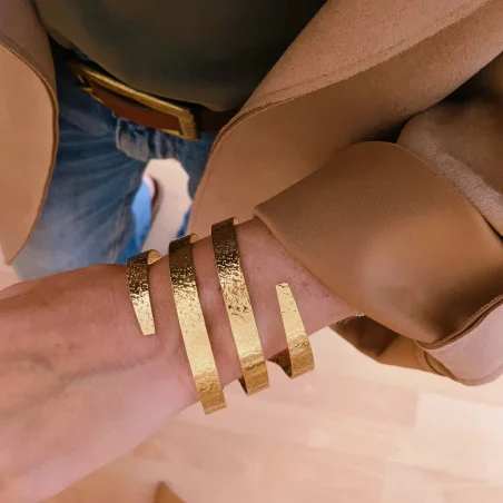 como combinar brazaletes dorados con cualquier prenda